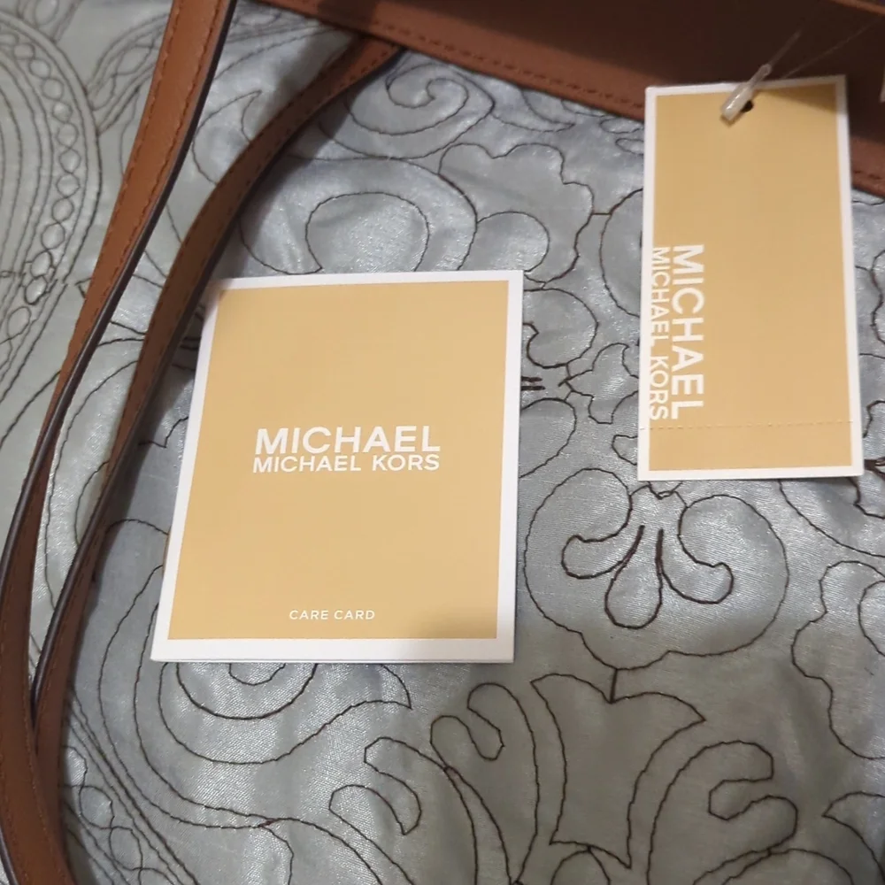 Michael Kors Jet Set Charm Tote/Purse - Picture 5 of 8